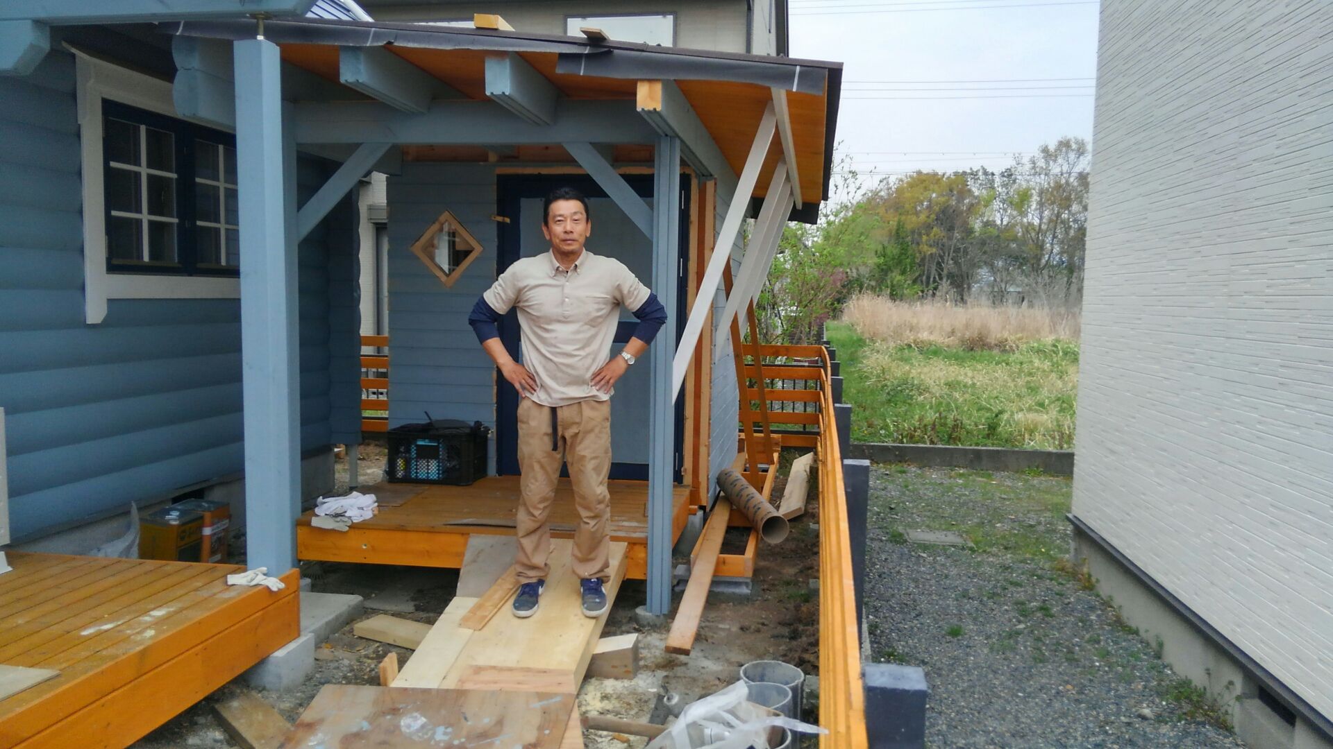 社長ブログ 小屋のドアを取り付け 有限会社アトリエエムズ